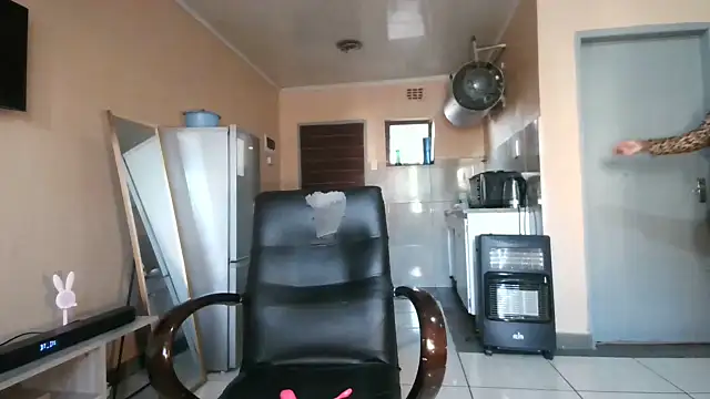 Snapshot of BusybooobsXXX3 chatting on October 24, 2025, 4:11 am BusybooobsXXX3 online show from October 24, 2025, 4:11 am