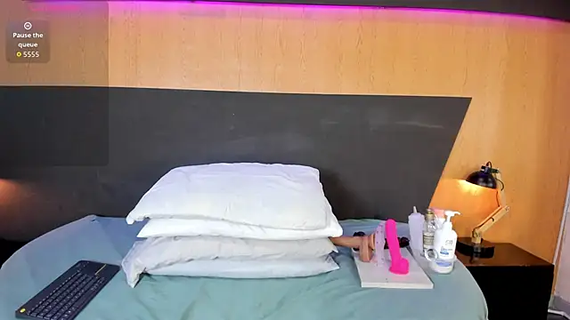 Dakota Monroe online show from October 27, 2025, 2:40 pm