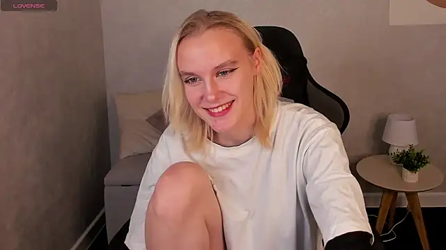 Snapshot of Carolin_Miller chatting on October 22, 2025, 4:56 am Carolin Miller online show from October 22, 2025, 4:56 am