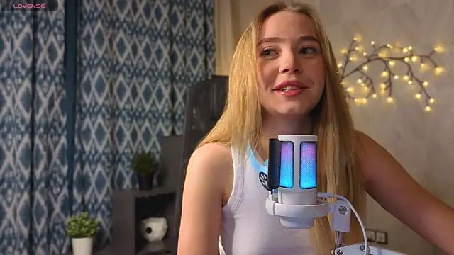 Snapshot of Anna_mileer chatting on December 2, 2025, 1:28 am Anna mileer online show from December 2, 2025, 1:28 am