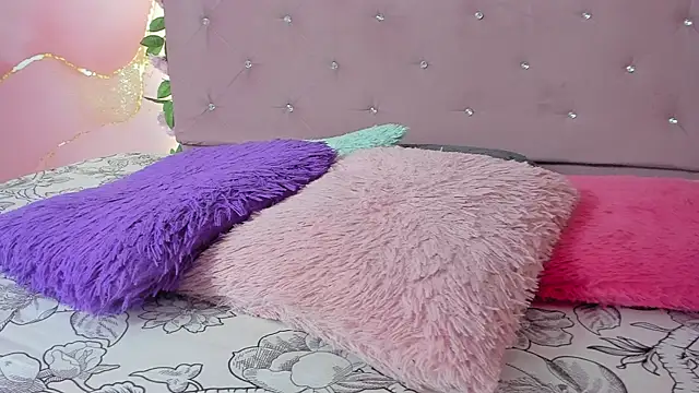 violet taylor  online show from April 24, 2026, 2:13 am
