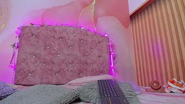 violet taylor  online show from December 18, 2025, 2:27 am