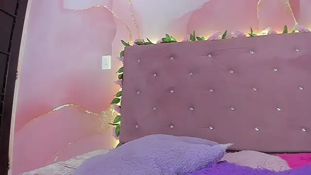 violet taylor  online show from May 6, 2026, 2:15 am