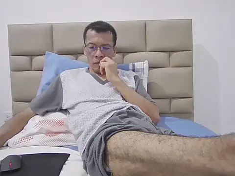 skinnylatino51 online show from November 7, 2025, 12:04 am