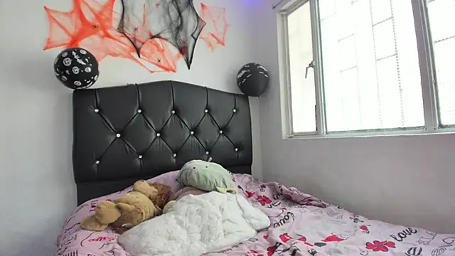 Snapshot of Emmantho chatting on October 22, 2025, 3:22 pm Emmantho online show from October 22, 2025, 3:22 pm