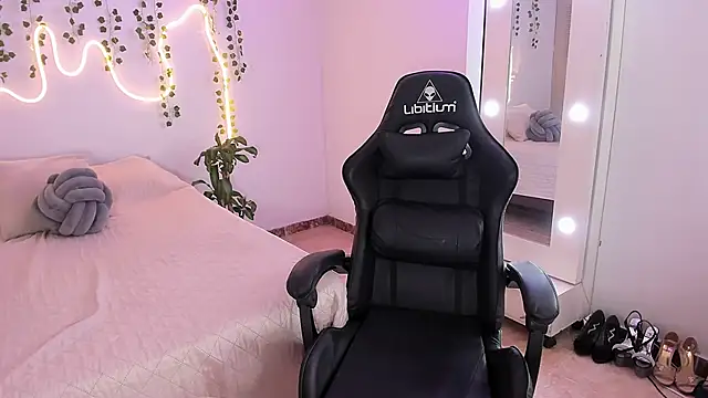 Snapshot of sara_doll77 chatting on October 17, 2025, 7:59 pm sara doll77 online show from October 17, 2025, 7:59 pm