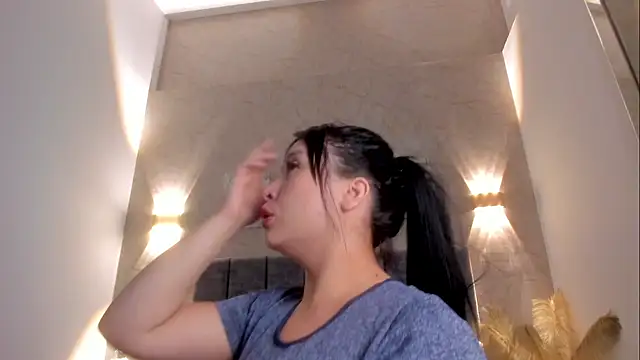 Lunaa bellaa online show from February 17, 2026, 7:44 pm