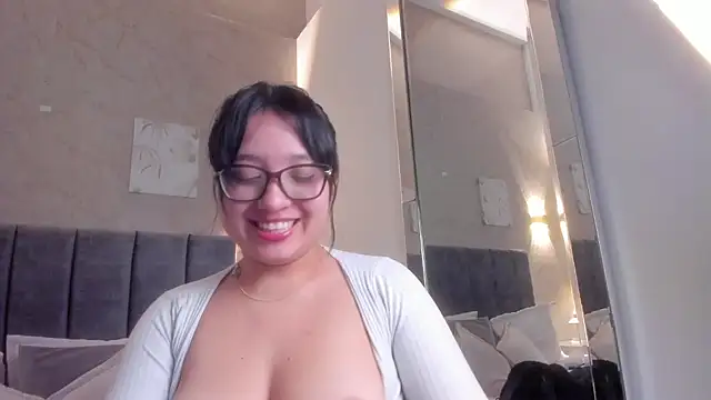 Lunaa bellaa online show from April 27, 2026, 7:56 pm