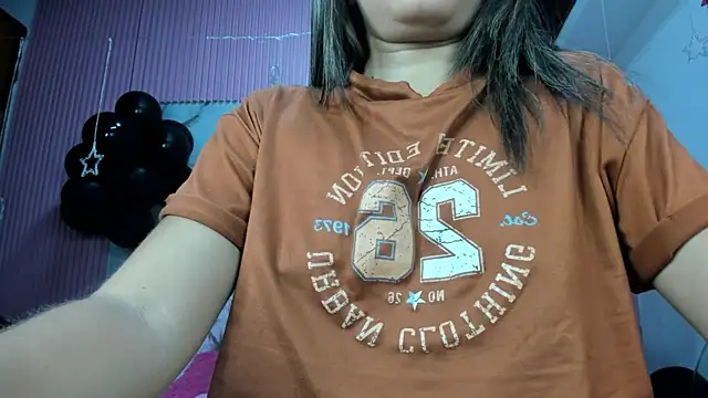Snapshot of Mindy_19 chatting on May 6, 2026, 11:09 pm Mindy 19 online show from May 6, 2026, 11:09 pm