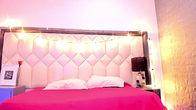 Scarletbigbug online show from February 24, 2026, 11:44 am