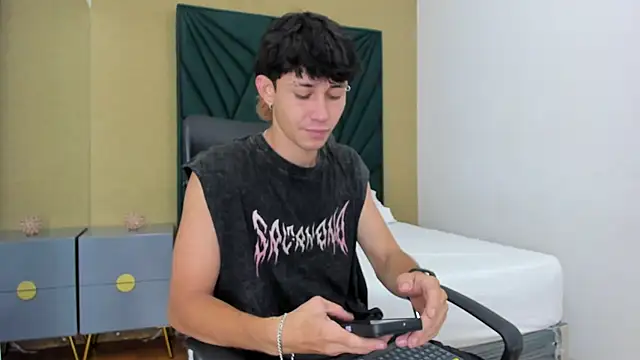 Snapshot of Michael_blue chatting on December 18, 2025, 11:47 am Michael blue online show from December 18, 2025, 11:47 am