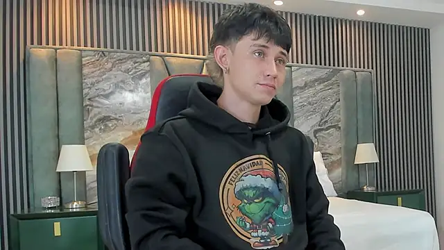 Snapshot of Michael_blue chatting on October 12, 2025, 12:06 pm Michael blue online show from October 12, 2025, 12:06 pm