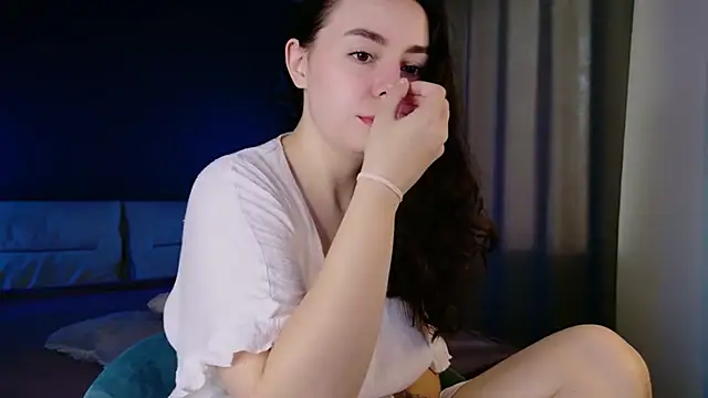 Snapshot of Di_na_Bell chatting on July 13, 2026, 6:02 am Di na Bell online show from July 13, 2026, 6:02 am