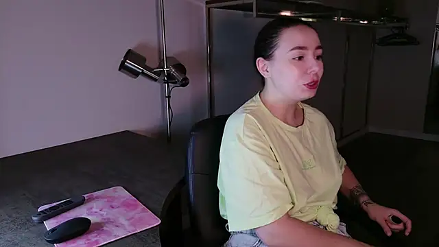 Snapshot of Di_na_Bell chatting on July 22, 2026, 5:42 am Di na Bell online show from July 22, 2026, 5:42 am