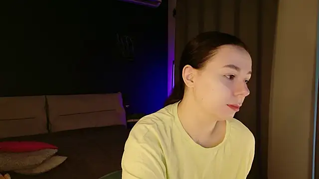 Snapshot of Di_na_Bell chatting on July 9, 2026, 6:03 am Di na Bell online show from July 9, 2026, 6:03 am