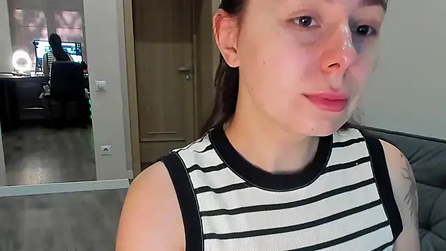 Snapshot of Di_na_Bell chatting on June 24, 2026, 6:01 am Di na Bell online show from June 24, 2026, 6:01 am