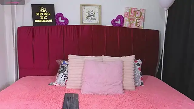 cuteeimy online show from June 12, 2026, 7:33 pm