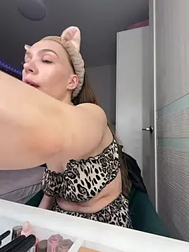 AlysonHuxley  online show from February 6, 2026, 12:39 am