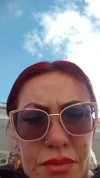 carolinhe  online show from November 26, 2025, 8:42 pm