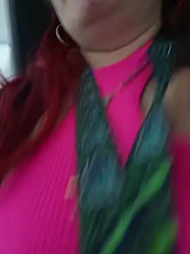 carolinhe  online show from October 9, 2025, 9:37 pm