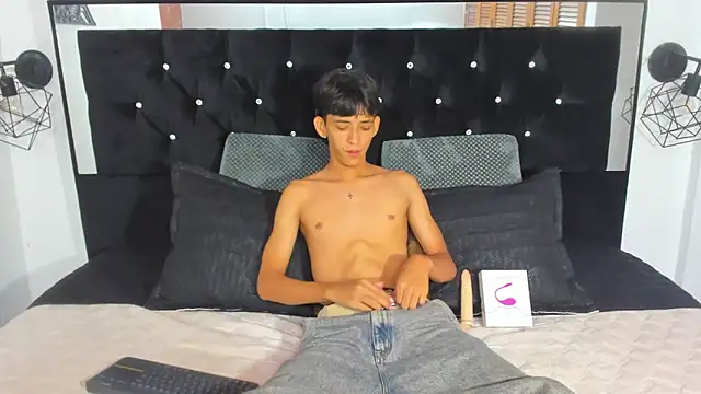 Snapshot of Sebas_cat chatting on October 12, 2025, 11:06 pm Sebas cat online show from October 12, 2025, 11:06 pm