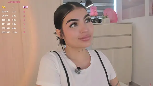 EmmyKenner online show from October 18, 2025, 12:29 pm