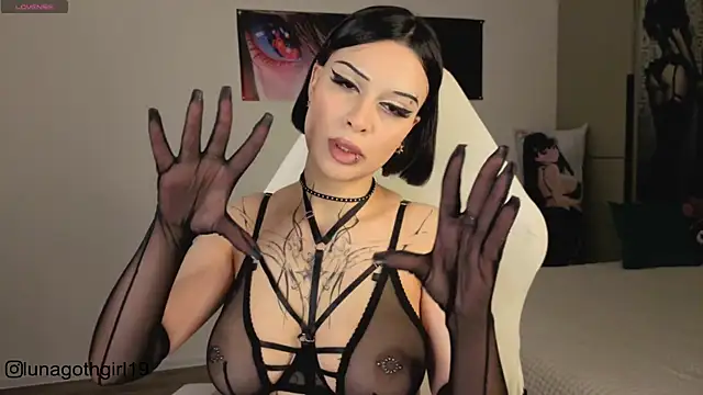 Snapshot of IamLuna2006 chatting on December 2, 2025, 4:58 am IamLuna2006 online show from December 2, 2025, 4:58 am