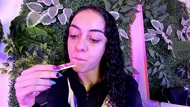 CurlyWeeds online show from October 8, 2025, 8:42 pm