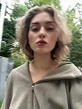 KellyKeler online show from September 18, 2025, 12:52 pm