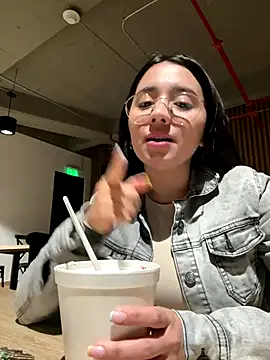 Michelle Zoe online show from November 26, 2025, 2:22 am