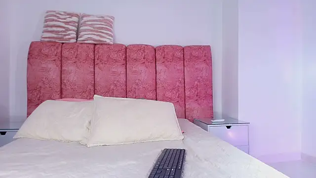 Snapshot of emmacurvy chatting on December 2, 2025, 3:07 am emmacurvy online show from December 2, 2025, 3:07 am