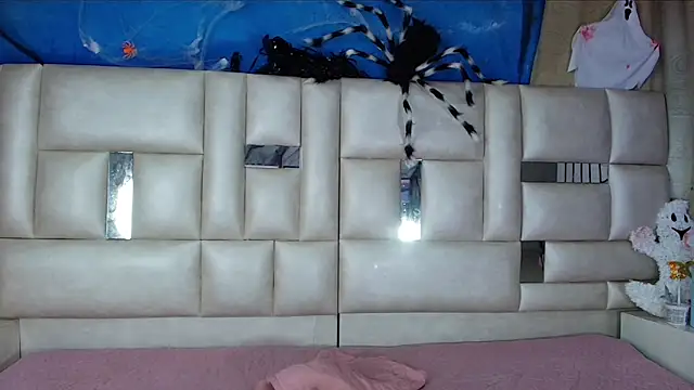 Snapshot of emmacurvy chatting on October 29, 2025, 3:05 am emmacurvy online show from October 29, 2025, 3:05 am