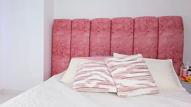 Snapshot of emmacurvy chatting on November 8, 2025, 3:10 am emmacurvy online show from November 8, 2025, 3:10 am