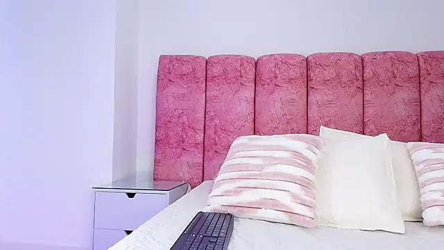 Snapshot of emmacurvy chatting on November 14, 2025, 3:10 am emmacurvy online show from November 14, 2025, 3:10 am