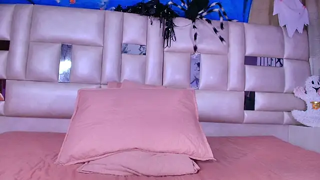 Snapshot of emmacurvy chatting on October 24, 2025, 3:05 am emmacurvy online show from October 24, 2025, 3:05 am