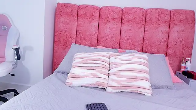 Snapshot of emmacurvy chatting on November 7, 2025, 3:11 am emmacurvy online show from November 7, 2025, 3:11 am