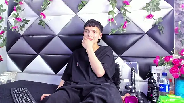 Snapshot of Megan_Thompson_ chatting on October 31, 2025, 2:30 am Megan Thompson online show from October 31, 2025, 2:30 am