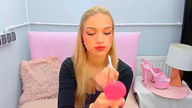 Snapshot of EvetteRose chatting on October 21, 2025, 3:11 pm EvetteRose online show from October 21, 2025, 3:11 pm