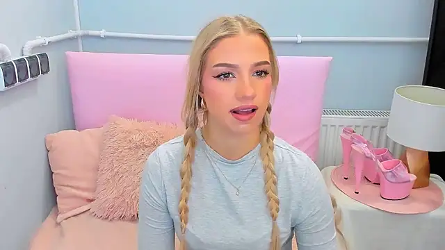 Snapshot of EvetteRose chatting on October 28, 2025, 5:01 pm EvetteRose online show from October 28, 2025, 5:01 pm