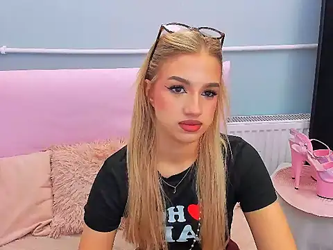 EvetteRose online show from December 20, 2025, 3:37 pm