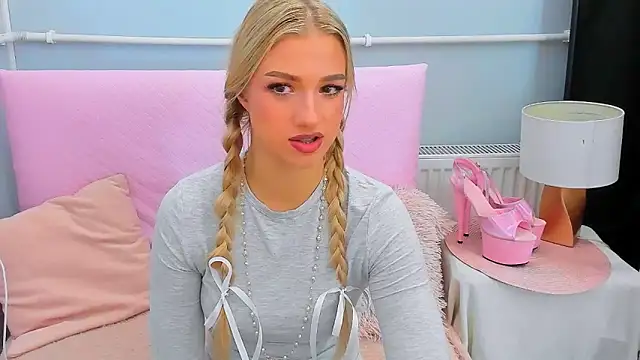 Snapshot of EvetteRose chatting on October 14, 2025, 3:23 pm EvetteRose online show from October 14, 2025, 3:23 pm