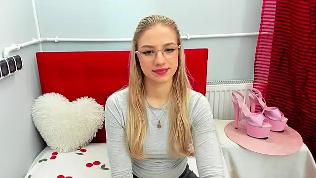EvetteRose online show from April 28, 2026, 2:32 pm