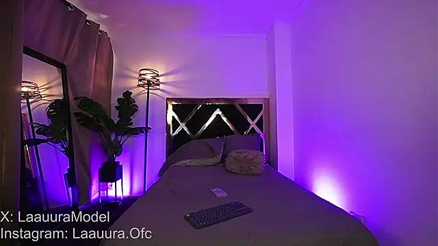 laauuraa1 online show from February 20, 2026, 5:15 pm