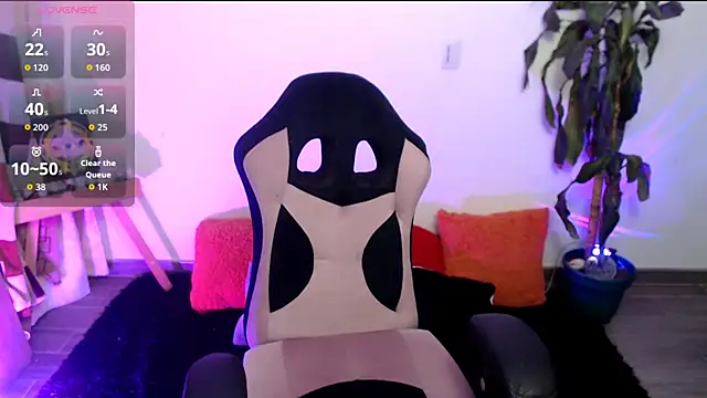 Snapshot of LunaBunny8 chatting on December 5, 2025, 2:10 am LunaBunny8 online show from December 5, 2025, 2:10 am