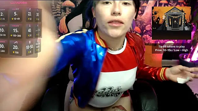 Snapshot of LunaBunny8 chatting on October 31, 2025, 1:24 am LunaBunny8 online show from October 31, 2025, 1:24 am