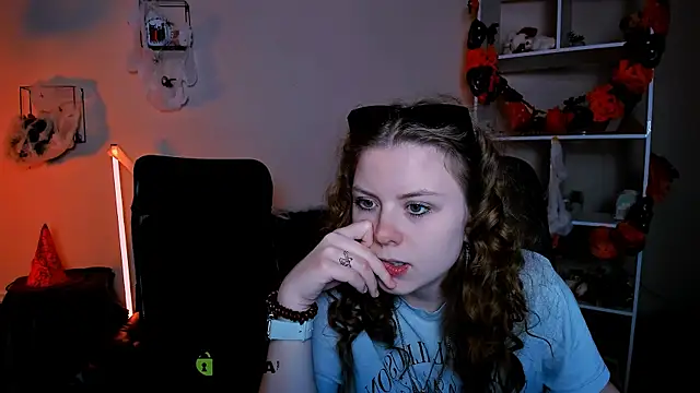 Snapshot of foxy_tease_ chatting on October 22, 2025, 10:41 pm foxy tease online show from October 22, 2025, 10:41 pm