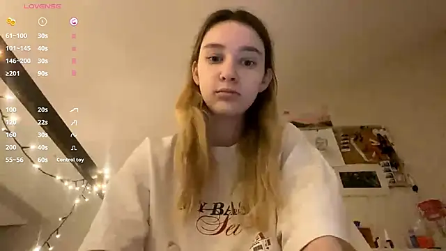 Snapshot of DanaCore chatting on November 30, 2025, 6:09 pm DanaCore online show from November 30, 2025, 6:09 pm