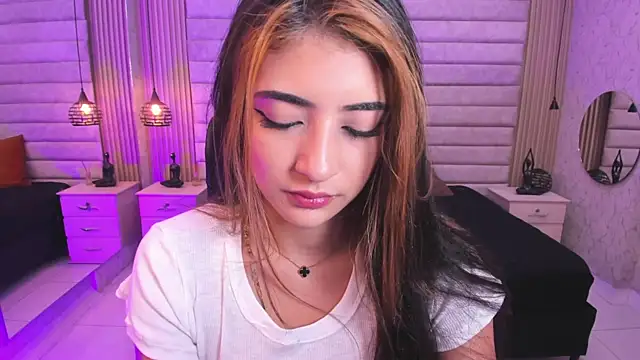 Snapshot of VictoriaaBlair chatting on May 19, 2026, 7:43 pm VictoriaaBlair online show from May 19, 2026, 7:43 pm