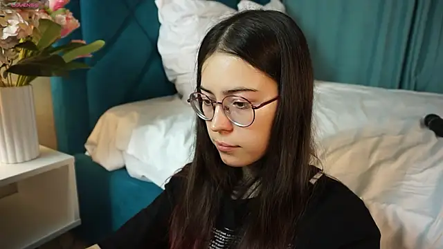 ywixos online show from December 18, 2025, 2:32 pm