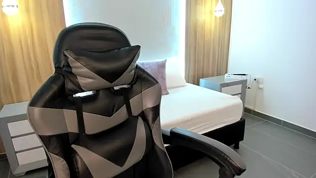 Snapshot of megara_x_ chatting on November 4, 2025, 2:15 am megara x online show from November 4, 2025, 2:15 am